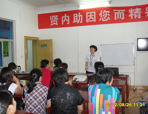 家政主管在對家政員進行